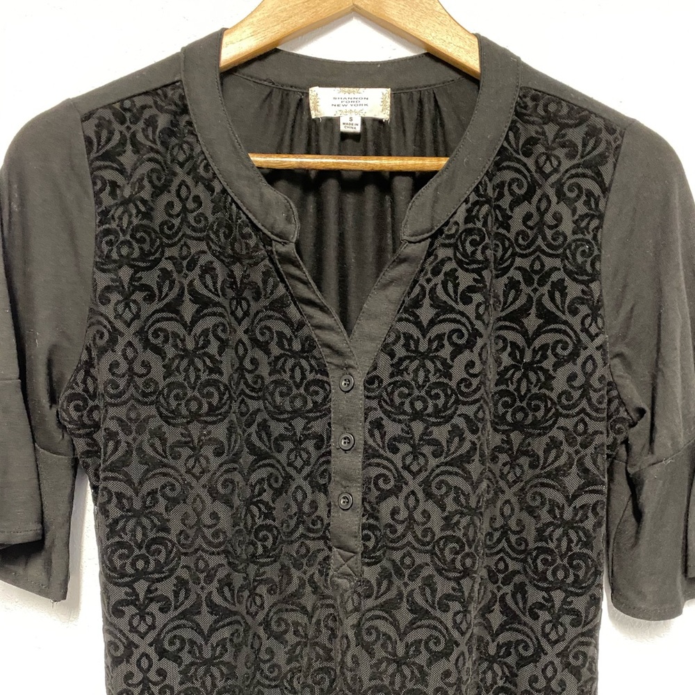 🦋Women’s Shannon Ford New York Black Detail Top